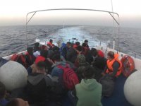 İzmir açıklarında 75 düzensiz göçmen kurtarıldı