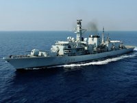 Çin, Tayvan Boğazı'ndan geçen İngiliz savaş gemisine sert tepki gösterdi