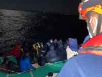 İzmir açıklarında 27 göçmen kurtarıldı