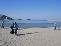Kuşadası sahillerinde temizlik çalışması yapıldı