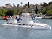 Sezonu kapatan turistik denizaltı Nemo, bakıma alındı