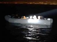 Kuşadası’nda sürüklenen lastik bottaki 19 düzensiz göçmen kurtarıldı