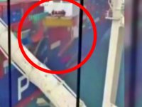 Fas’ta şiddetli rüzgar nedeniyle gemideki konteynerler denize düştü