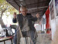 Ekmeğini 64 yıldır denizden kazanan balıkçı Ali Hiçsolmaz, ağlardan ayrılamıyor