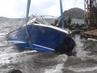 Bodrum'da fırtına nedeniyle tekne karaya oturdu