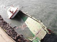 Maltepe'de karaya oturan AYİŞ 1 isimli gemi, kurtarılmayı bekliyor