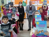 İMEAK DTO İskenderun Şubesi, öğrencilere deniz canlıları kitap seti hediye etti