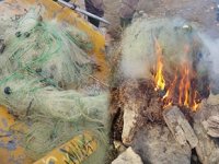 Denizli’de kaçak avcıların ağları yakılarak imha edildi