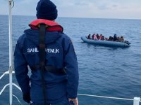 İzmir’de motoru arızalanan lastik bottaki 22 göçmen kurtarıldı