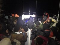 İzmir açıklarında 108 düzensiz göçmen yakalandı