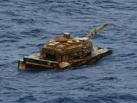 Endonezya'da denizde yüzen gizemli tank, görenleri şaşırttı