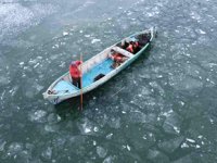 Beyşehir Gölü'ndeki balıkçıların buzla mücadelesi sürüyor