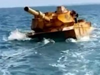 Endonezya’da denizde sürüklenen gizemli tank karaya çıkarıldı