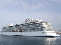 Kuşadası'na yılın ilk kruvaziyer gemisi yanaştı