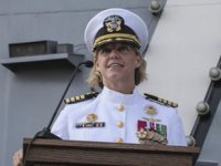 USS Abraham Lincoln nükleer gemisini ilk kez bir kadın komuta etti