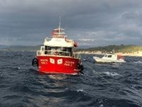 İzmir'de sürüklenen tekneyi Sahil Güvenlik ekipleri kurtardı