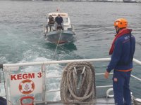 İstanbul Boğazı’nda arızalanan tekne, sürüklendi