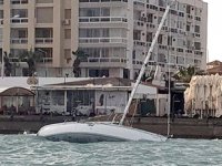 Çeşme'de fırtına nedeniyle yan yatan tekne kıyıya vurdu