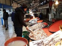 Fırtına, balıkçı tezgahlarını da etkiledi