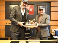 Anadolu Tersanesi İcra Kurulu Başkanı Süalp Ürkmez, Altınova Belediye Başkanı Metin Oral’ı ziyaret etti