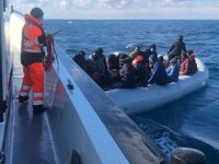İzmir açıklarında 28 düzensiz göçmen kurtarıldı