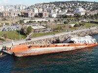 Maltepe’de yan yatan AYİŞ 1 isimli gemi, günlerdir kurtarılmayı bekliyor