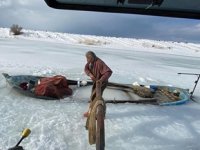 Suğla Gölü'nde balıkçılar, buzları kırarak tekneleri kurtardı