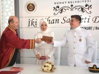Deniz astsubay Ömer Faruk Özdemir, nikah töreninde damatlık yerine üniformasını giydi