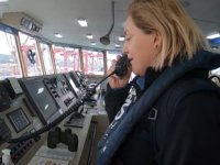 Gemilerin güvenliğini Kılavuz Kaptan Nildeniz Sütçü Şen, sağlıyor