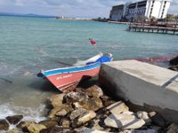 İzmir'de fırtına etkisiyle balıkçı teknesi battı