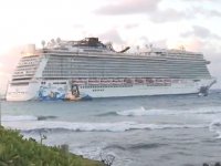 Norwegian Escape isimli yolcu gemisi, Karayipler'de karaya oturdu