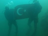 Kahramanmaraşlı itfaiyeciler, Çanakkale şehitleri anısına Türk bayrağı açtılar