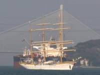 95 yaşındaki 'Kruzenshtern, İstanbul Boğazı'ndan geçti