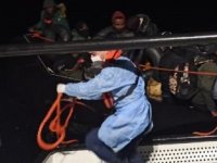 İzmir açıklarında 26 düzensiz göçmen yakalandı