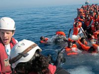 Akdeniz'de onlarca göçmen boğulmak üzereyken kurtarıldı