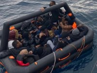 İzmir açıklarında 48 düzensiz göçmen yakalandı