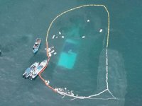 Galapagos Adaları'nda batan Albatroz isimli geminin temizliği sürüyor