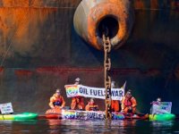 Greenpeace aktivistleri, Ust Luga isimli Rus tankerine kendilerini zincirledi