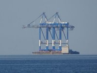 Dev vinç, Trabzon Limanı’ndan Rusya’ya doğru yola çıktı