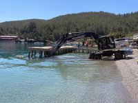 Akbük koyundaki iskeleler yıkıldı