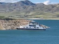 Pertek’te fırtına nedeniyle feribot, karaya oturdu