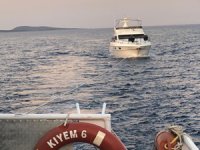 Bodrum açıklarında arızalanan tekne, sürüklendi