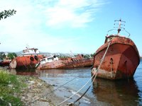 Körfez’de 14 yıl önce bağlanan gemiler, günden güne çürüyor