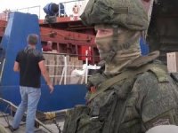 Rus askerleri, Türk sahipli gemi Ferahnaz’a insani yardımda bulundu