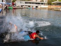Deniz ve liman işletmeciliği mezunları, diplomalarını yüzerek aldı
