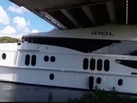 IDOL isimli lüks yat, İtalya’da köprüye çarptı