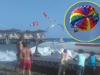 Antalya’da tekne arıza yapınca deniz paraşütü havada asılı kaldı