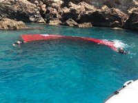 Antalya'da rüzgar nedeniyle direkten kopan Türk bayrağı denizden çıkarıldı