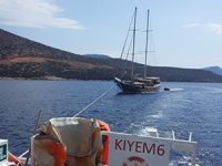 Bodrum açıklarında arızalanan tekne sürüklendi