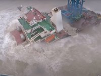 Hong Kong'ta Chaba Fırtınası nedeniyle gemi ikiye ayrıldı